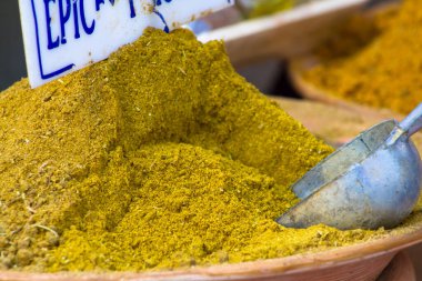 Marketteki baharatlar ve otlar. Sarı Curcuma