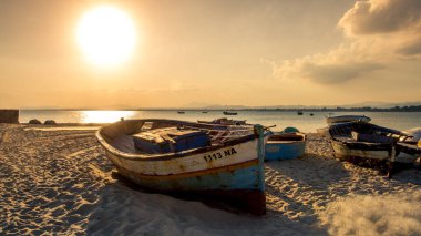 Hammamet (Tunus şehri). Kumsalda tekneler 