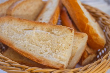 sepet içinde taze ekmek 