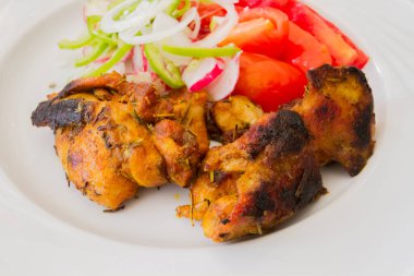 Beyaz tabakta taze sebzeli ızgara tavuk 