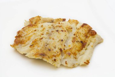 Beyaz arka plan üzerinde izole kızarmış Morina balığı fileto