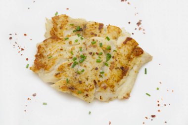 Beyaz arka plan üzerinde izole kızarmış Morina balığı fileto