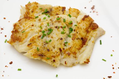 Beyaz arka plan üzerinde izole kızarmış Morina balığı fileto