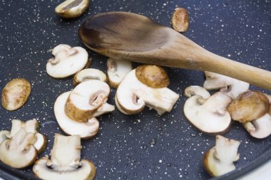Yağda kızarmış şampiyon mantarı.