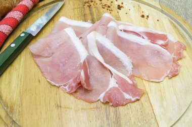 Tahtada pastırma dilimleri 