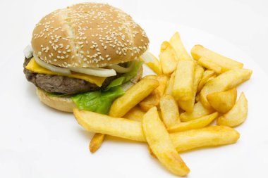 Beyaz arka plan üzerinde Fransız kızartması ile lezzetli burger 