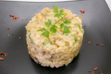 Mantarlı risotto plaka üzerinde