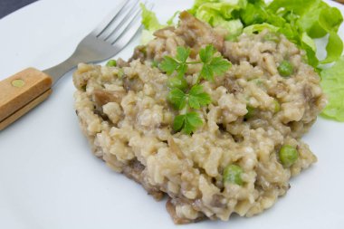 Maydanozlu mantarlı risotto ve yeşil salata.