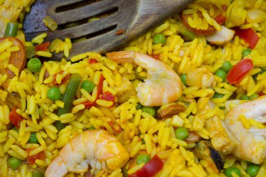 Sosisli ve deniz mahsullü paella tabağı