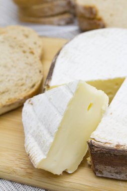 Taze peynirle ekmeği kapatıyoruz.