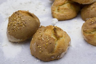 Susamlı ev yapımı çörekler.