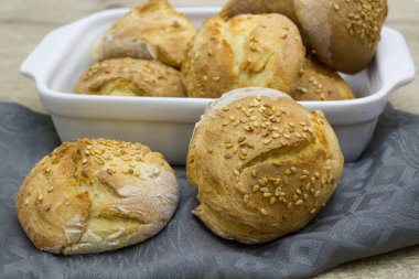 Susamlı ev yapımı çörekler.