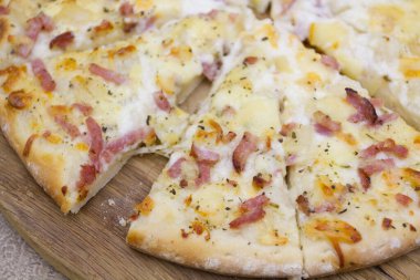 Tahta arka planda jambonlu ve peynirli pizza. 