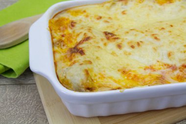 Peynirli ve ıspanaklı ev yapımı lazanya. 