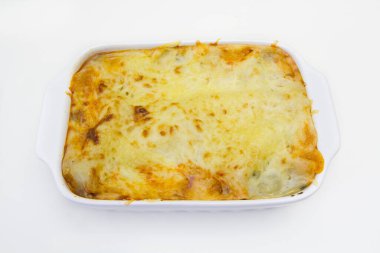 Peynirli ve ıspanaklı ev yapımı lazanya. 