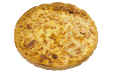 Beyaz arka planda izole edilmiş, peynirli ve soslu ev yapımı pizza. 