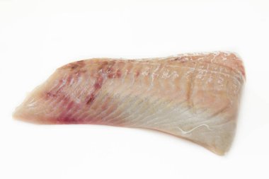 ham kömür balığı filetosu beyaz arkaplanda izole edildi