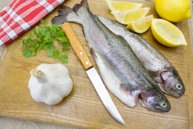 Sarımsaklı, limonlu ve maydanozlu taze çiğ balık. 