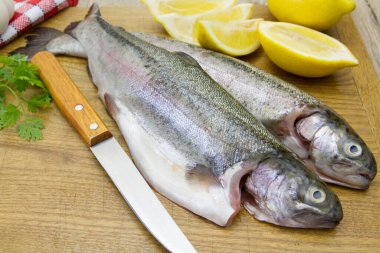 Sarımsaklı, limonlu ve maydanozlu taze çiğ balık. 