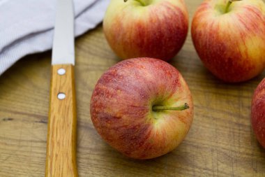 Tahta masada taze kırmızı elmalar