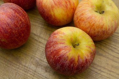 Tahta masada taze kırmızı elmalar