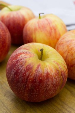 Tahta masada taze kırmızı elmalar