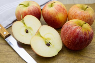 Tahta masada taze kırmızı elmalar