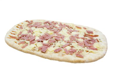 Beyaz arka planda salamlı, jambonlu ve peynirli çiğ pizza.