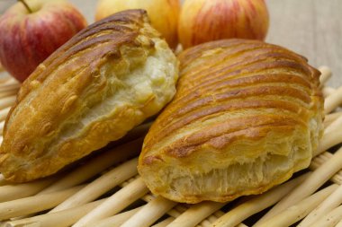 Elmalı turtalar ve elmalar masada.