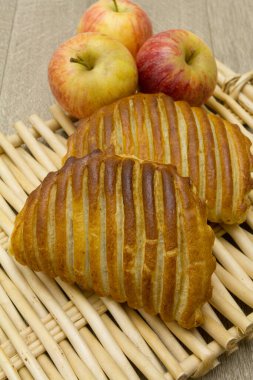 Elmalı turtalar ve elmalar masada.