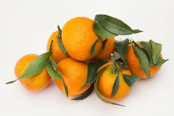 Frische Reife Mandarinen Mit Blättern Auf Weißem Hintergrund — Stockfoto