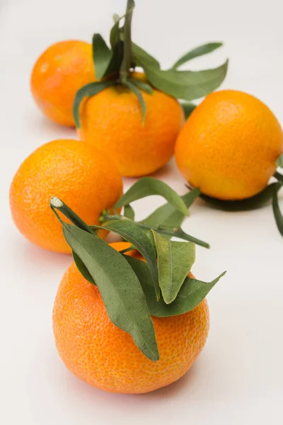 Frische Reife Mandarinen Mit Blättern Auf Weißem Hintergrund — Stockfoto