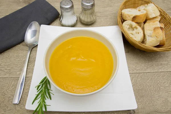 パンとクリーミーなカボチャのスープ — ストック写真