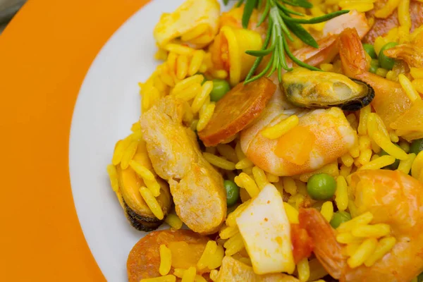 Paella Teller Mit Wurst Und Meeresfrüchten — Stockfoto