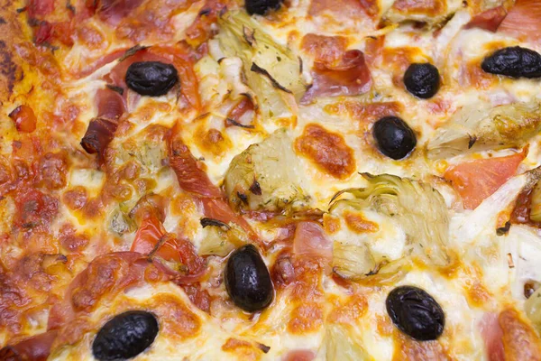 Pizza Com Salame Queijo Azeitonas Endívias — Fotografia de Stock