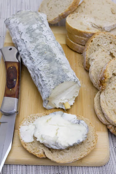 Tahtada Ekmek Olan Kül Rengi Keçi Peyniri Kütüğü — Stok fotoğraf