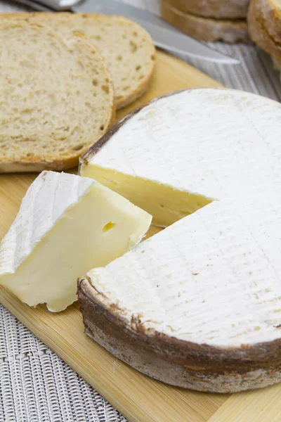Zblízka Čerstvý Camembert Sýr Chléb — Stock fotografie