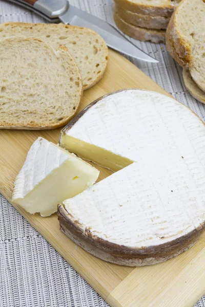 Nahaufnahme Von Frischem Camembert Käse Und Brot — Stockfoto