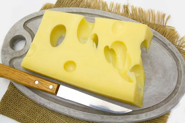 Pedazo Queso Con Cuchillo Sobre Tabla Madera Sobre Fondo Blanco — Foto de Stock