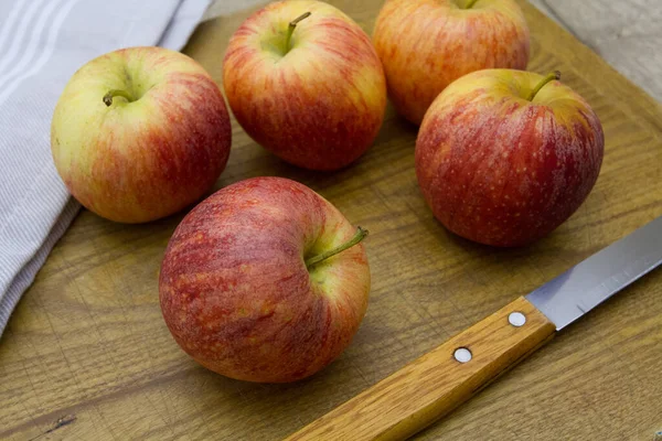 Frische Reife Rote Äpfel Auf Holztisch — Stockfoto