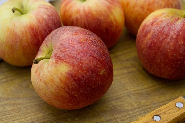 Frische Reife Rote Äpfel Auf Holztisch — Stockfoto