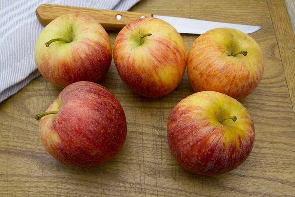 Frische Reife Rote Äpfel Auf Holztisch — Stockfoto