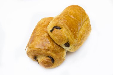 Beyaz arka planda izole edilmiş kuru üzümlü iki lezzetli çöreğe yakın çekim