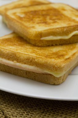 Tabağında peynir olan tostlar