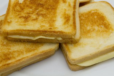 Tabağında peynir olan tostlar