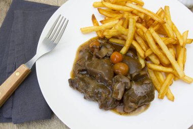 Beef Bourguignon ve patates kızartması.