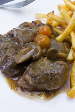 Beef Bourguignon ve patates kızartması.