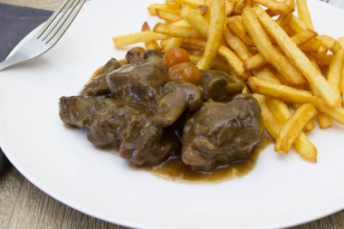 Beef Bourguignon ve patates kızartması.