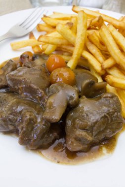 Beef Bourguignon ve patates kızartması.