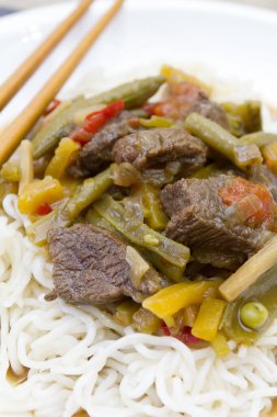 Biftek ve sebzeli Çin eriştesi